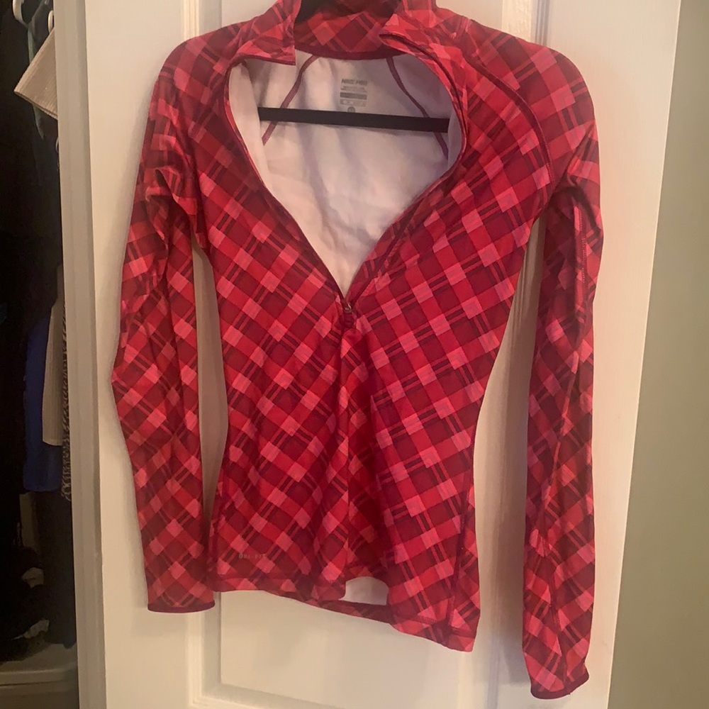 Nike women’s pullover running top